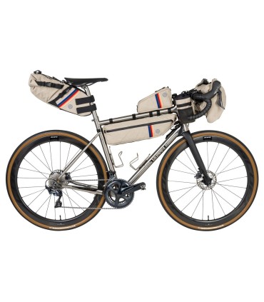 Bolsa de cuadro bicicleta Venture 4L instalada en gravel