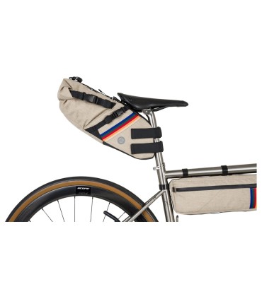 Bolsa sillín AGU Venture 10 litros instalada en gravel