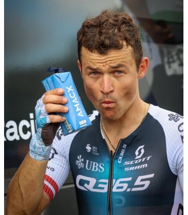 Ciclista consumiendo Amacx Cherry Juice recuperación